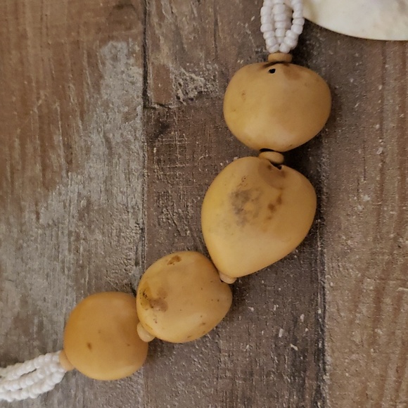 Beautiful Pre-loved Vintage Shell & Beads Necklace - Picture 7 of 8